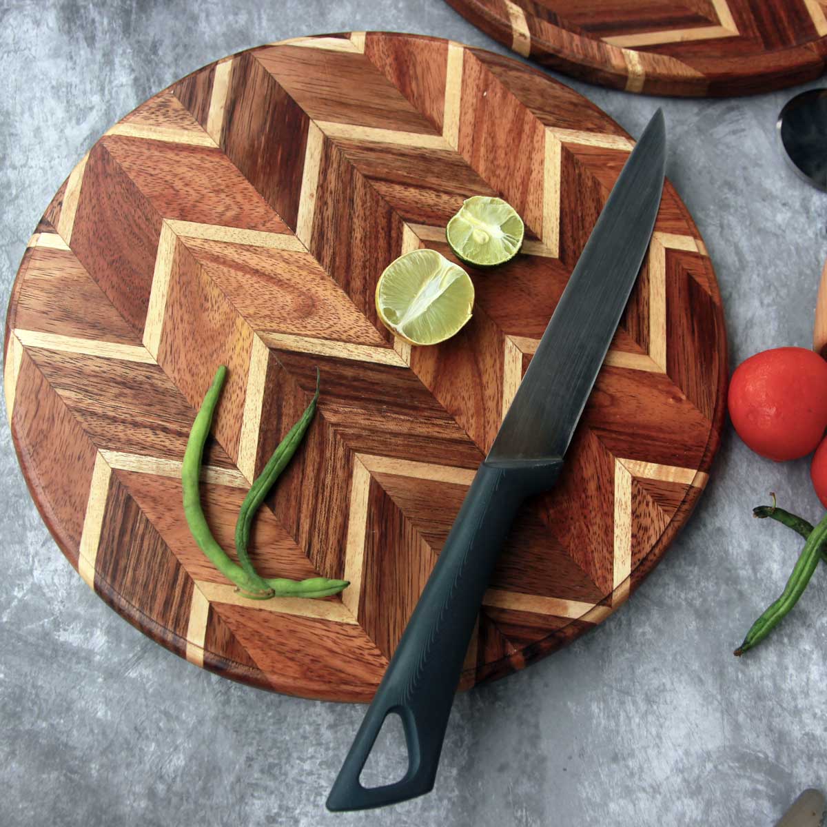 https://www.woodgeekstore.com/cdn/shop/products/Round-segmented-wood-chopping-board-tray-set-chopp-square2_1200x.jpg?v=1650377263