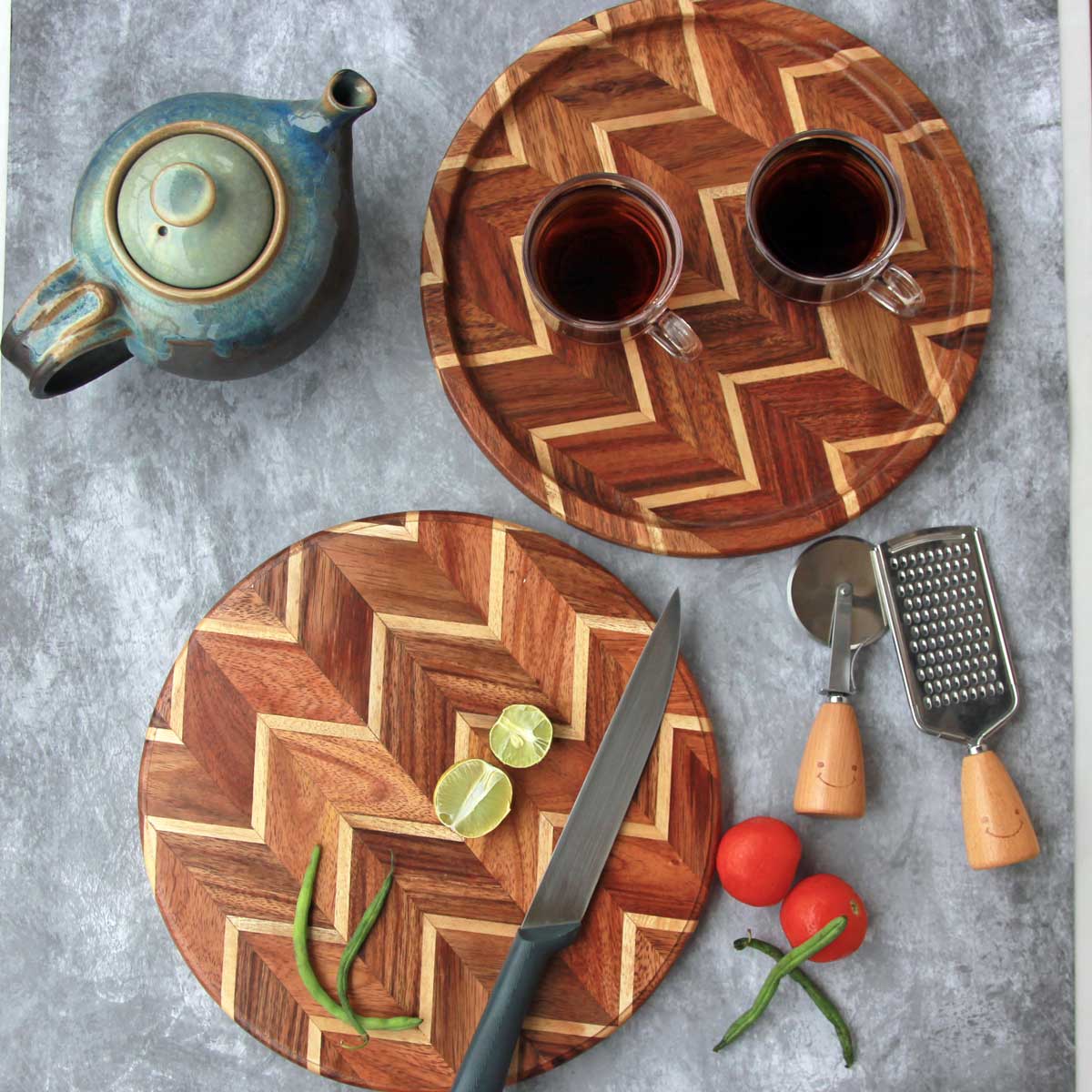 https://www.woodgeekstore.com/cdn/shop/products/Round-segmented-wood-chopping-board-tray-set_1200x.jpg?v=1650377263