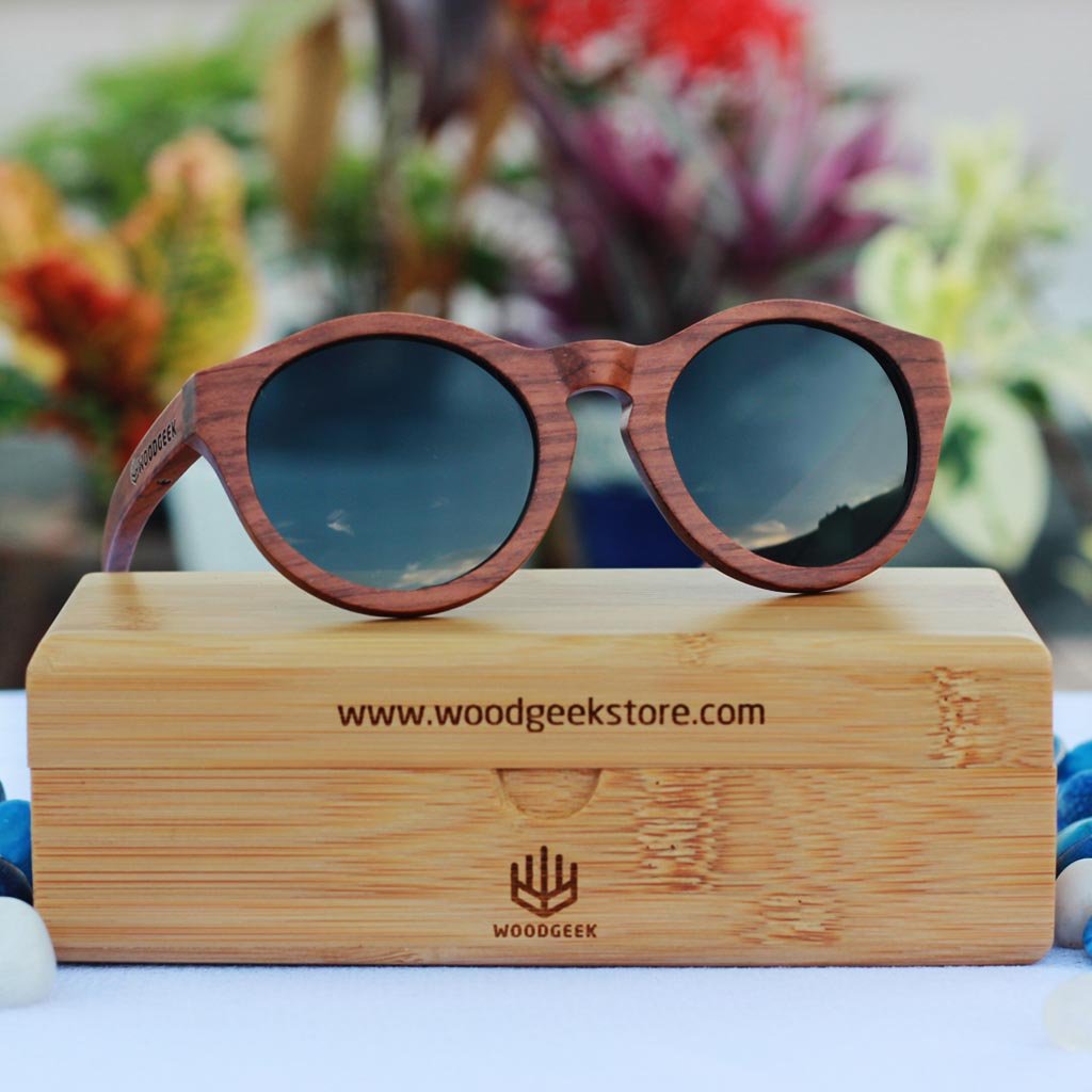 https://www.woodgeekstore.com/cdn/shop/products/The_Hipster_-_rosewood_round_sunglasses_woodgeekstore_1600x.jpg?v=1575931909